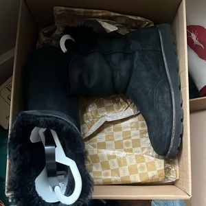 Black UGGs, size 9 women’s, model: Shanleigh 3216